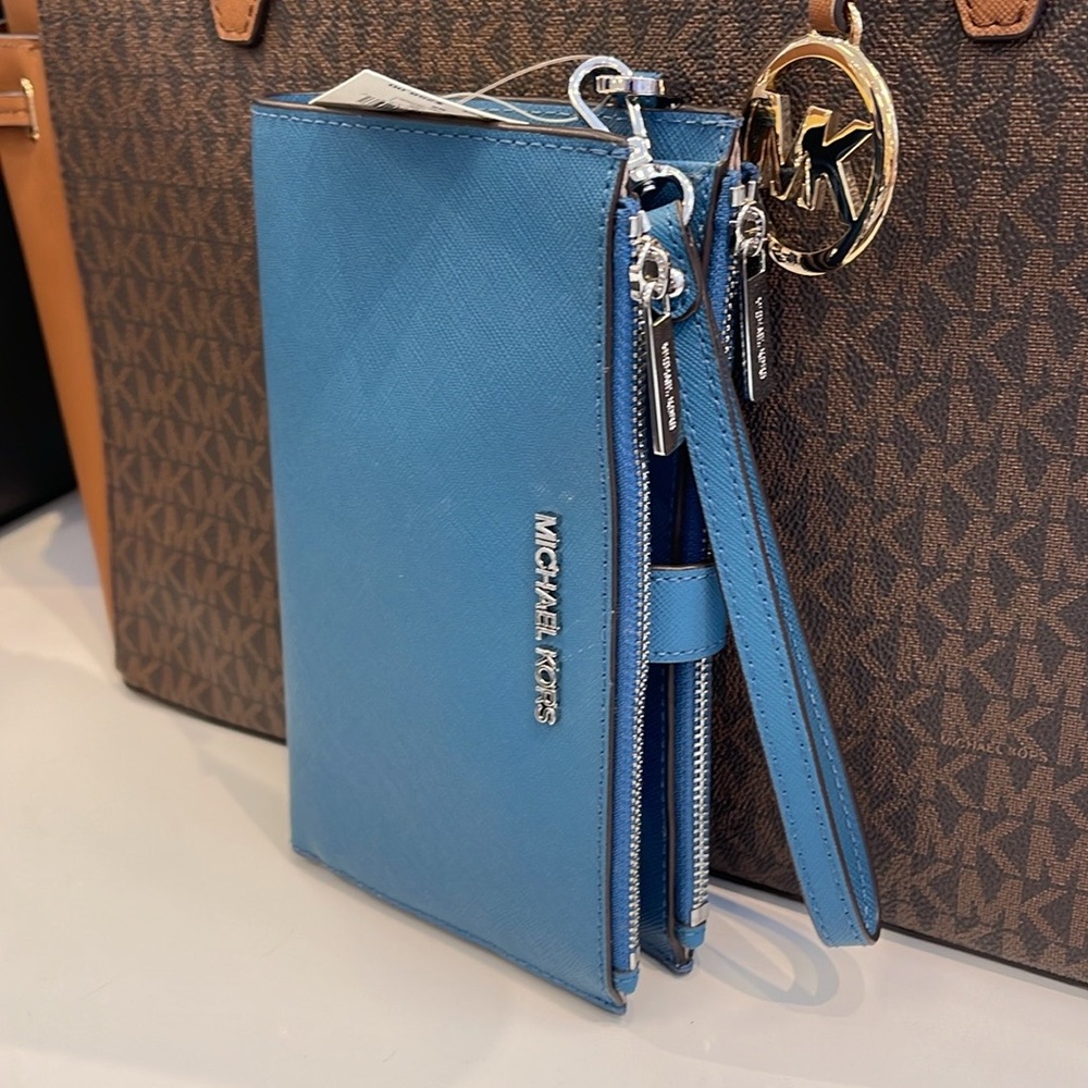 MICHAEL KORS
Jet Set Large Leather Smartphone Wristlet Wallet
Teal
NWT - Picture 2 of 16